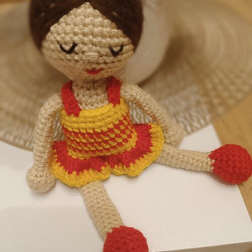 Amigurumi,barna hajú kislány figura,15 cm