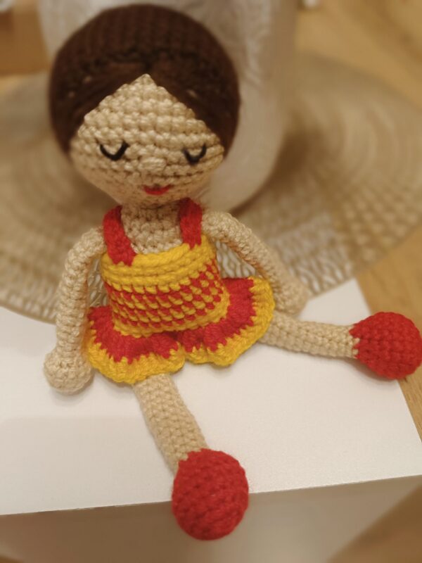 Amigurumi,barna hajú kislány figura,15 cm