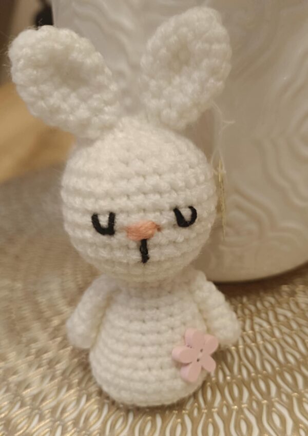 Amigurumi, Fehér nyuszi, rózsaszín kis virággal a ruháján