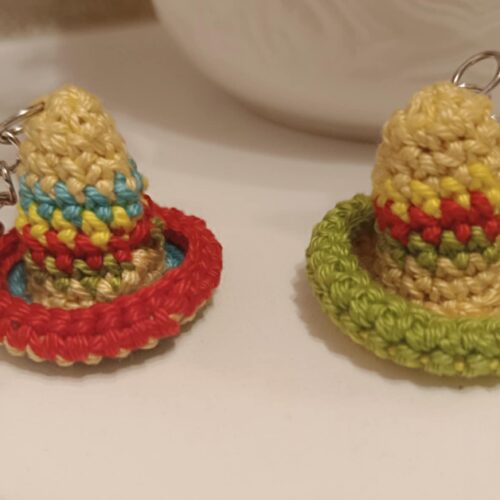 Amigurumi,Szombréró kulcstartó, különböző színekben